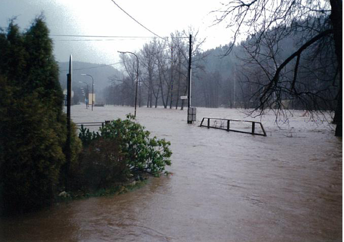 Jizera v Železném Brodě u kurtů a hřiště dne 9. 3. 2000  (zdroj: Městský úřad Železný Brod)